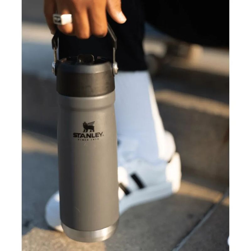 Garrafa T rmica Stanley Flip Straw Charcoal 651ml 4
